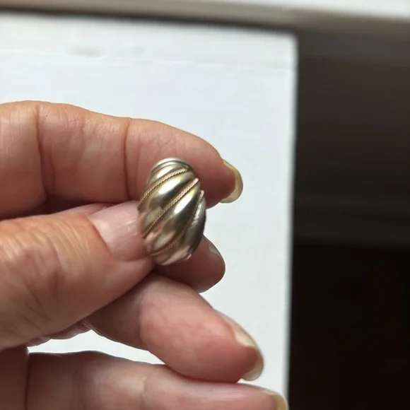 Tiffany and Company, Sterling, silver and 14 karat gold clip on earrings. - Picture 4 of 10